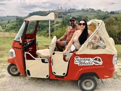 Thumbnail Tour di 4 giorni in Toscana: Tuk Tuk d’epoca, vino e corso di cucina