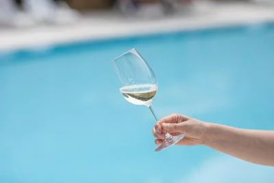 Thumbnail Cata de vinos, aperitivos y acceso a la piscina en el Sporting Hotel San Felice de Illasi