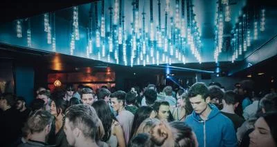 Thumbnail Édimbourg : Electric Mile Pub Crawl avec des shots gratuits