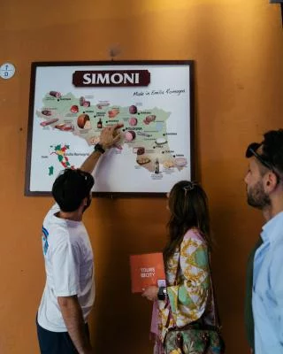 Thumbnail Ruta gastronómica y vinícola en grupo reducido por Bolonia con un lugareño