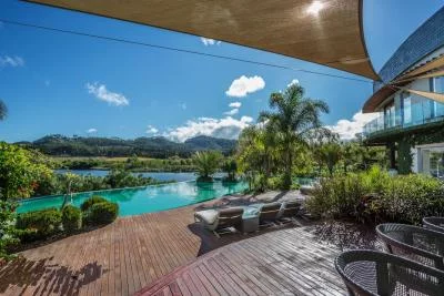 Thumbnail Cata de vinos en la finca Lothian of Elgin, en Cabo Occidental