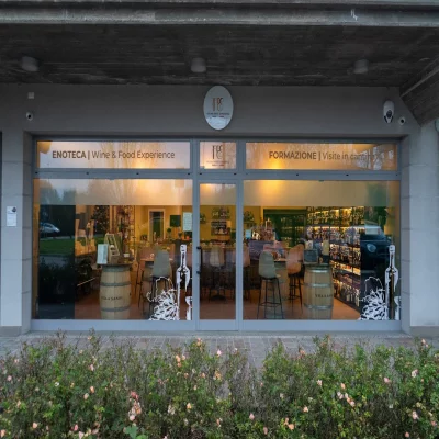 Thumbnail El encanto de los vinos tintos más icónicos del centro y sur de Italia - Cata en Basiglio, cerca de Milán