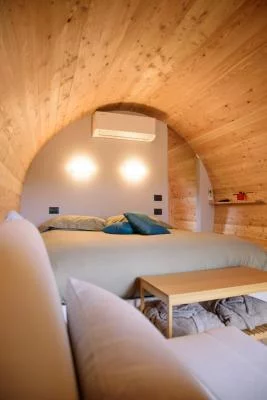 Thumbnail Soggiorno esclusivo in una botte di vino, degustazione di 7 vini e abbinamento di cibi (4 piatti) alla Cantina Le Macchie