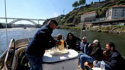Thumbnail Porto: Private Yacht-Weinprobe mit Weinexperten in limitierter Auflage