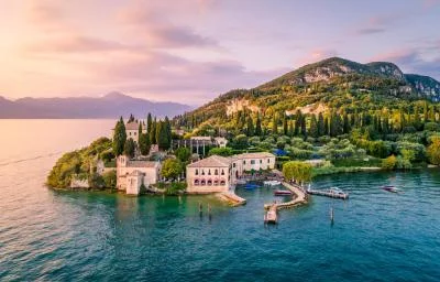 Thumbnail Avventura in barca a vela con vista sul castello e degustazione di vini a Sirmione
