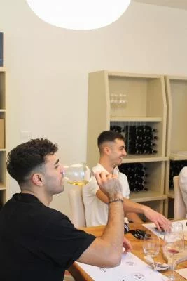 Thumbnail Weingutbesichtigung und Weinprobe von 5 Langhe-Weinen bei Réva in La Morra
