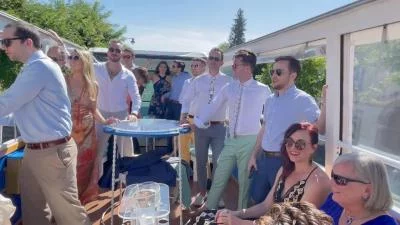 Thumbnail Epernay : Promenade en bus impérial privé dans les vignobles de Champagne et démonstration de sabrage