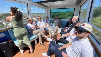 Thumbnail Epernay : Promenade en bus impérial privé dans les vignobles de Champagne et démonstration de sabrage