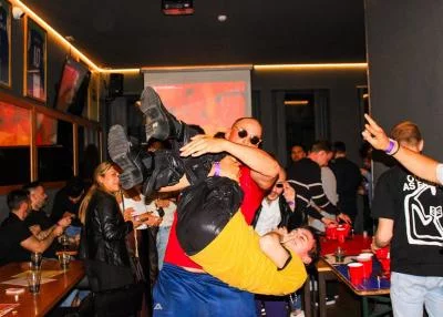 Thumbnail Porto Pub Crawl 4 bar, 8 drink, giochi e ingresso al club VIP