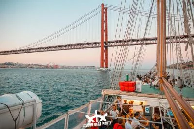 Thumbnail Lisboa: Fiesta en Barco al Atardecer con 2 Bebidas y Entrada Gratuita al Club