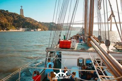 Thumbnail Lisbonne : Sunset Boat Party avec 2 boissons et entrée gratuite au club