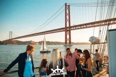 Thumbnail Lisboa: Fiesta en Barco al Atardecer con 2 Bebidas y Entrada Gratuita al Club