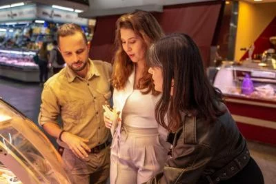 Thumbnail Barcelona: Visita privada al barrio de Gràcia con degustación de vermut y productos locales