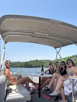 Thumbnail Vino a la deriva en Margaval Vinhos - Paseo en barco privado por el lago Castelo de Bode con cata de vinos a bordo