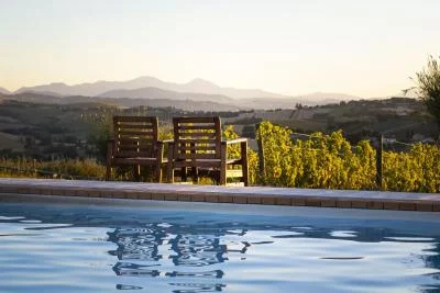 Thumbnail Hoy nos damos un capricho: Poolside Wine &amp; Relax Experience en Tenuta San Marcello