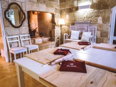 Thumbnail Clase práctica de pasta en Salento con comida, vino y nonna local en una Masseria de Salento