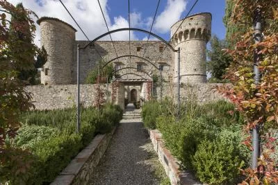 Thumbnail Meleto in fiore - Aperitivo il 24 aprile al Castello di Meleto
