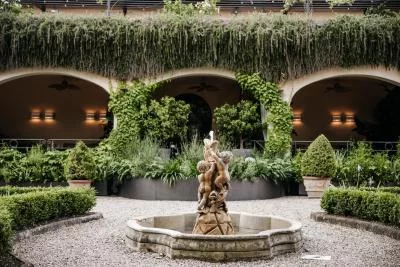 Thumbnail Ruffino: Esperienza di Degustazione Senza Tempo nel Giardino