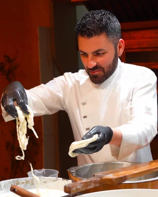 Thumbnail Dite che il formaggio! Produzione di mozzarella e degustazione di vino nel cuore di Firenze