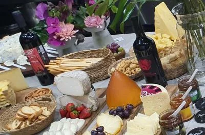 Thumbnail Maridaje de vinos con quesos artesanos y embutidos locales en El Jardí dels Sentits