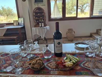 Thumbnail Autentica degustazione di vino cretese presso la cantina Fournarakis