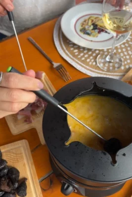 Thumbnail Fondue Andina y Maridaje con Vino Ecológico en la Bodega Raffy, Valle de Uco