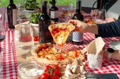 Thumbnail Pizza-Backkurs im Weinberg & Weinprobe in der Cantine Eredi dei Papi