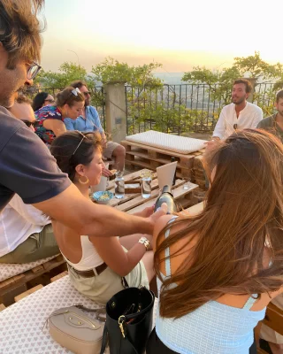 Thumbnail Apéritif au coucher du soleil sur la terrasse de la Cantina Funaro, en Sicile