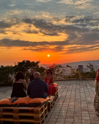 Thumbnail Aperitivo de vino al atardecer en la terraza de la Cantina Funaro, Sicilia