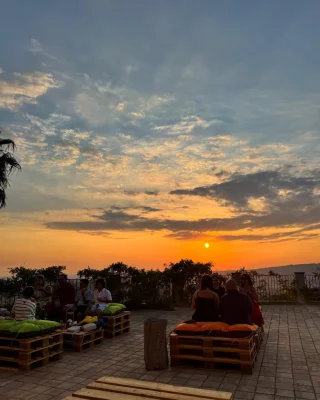 Thumbnail Aperitivo al tramonto sulla terrazza della Cantina Funaro, Sicilia
